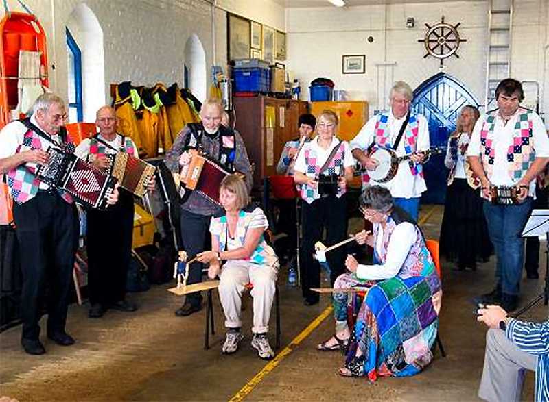 Hoodeners at Deal Folk Festival 2010 (photo: Steve Wakeford)