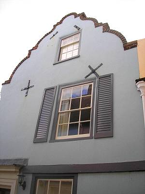 Typical gable at 12, Dolphin Street (photo: Gordon Taylor)