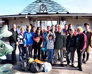 Volunteer beach cleaners (photo: Steve Wakeford)