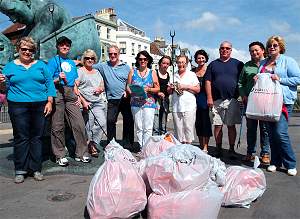 Beach clean - 31 July 2011 (photo: Steve Wakeford)