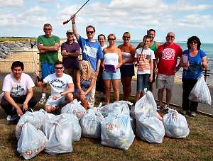 Beach clean volunteers (photo: Steve Wakeford)