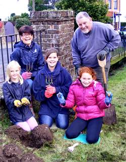 Bulb planting team (photo: Harold Wyld)