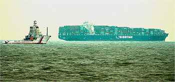 Grounded container ship - January 3 2008 (photo: Rob Riddle